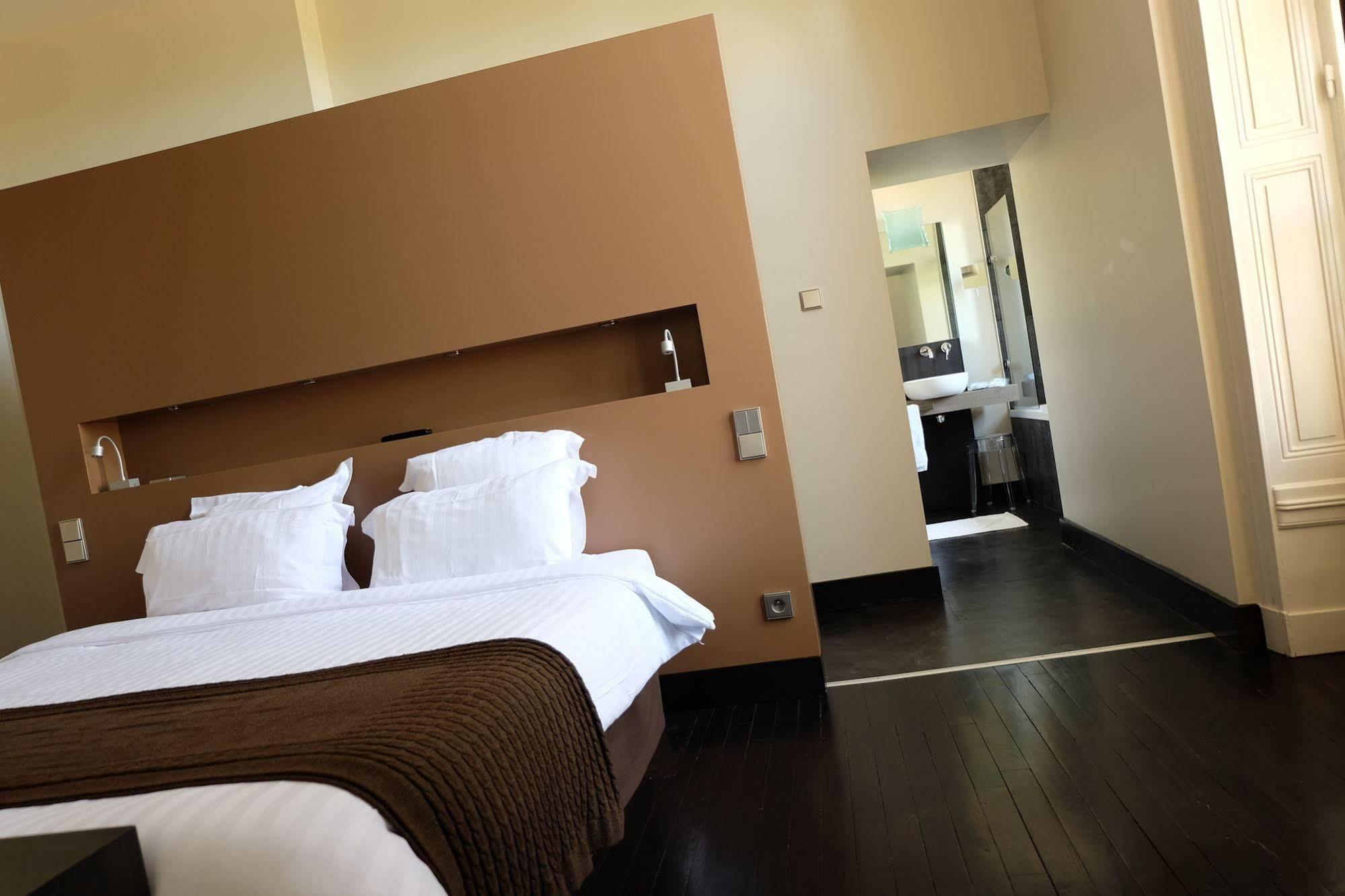 Chateau De Champlong Table Hotel **** Golf & Spa Villerest  Exterior photo